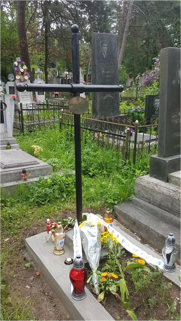 380) Gabriel Sokolnicki zmarł 2 czerwca 1975 roku we Lwowie i został pochowany na cmentarzu w niedalekich Brzuchowicach gdzie mieszkał. Rys. 10. Grób G.