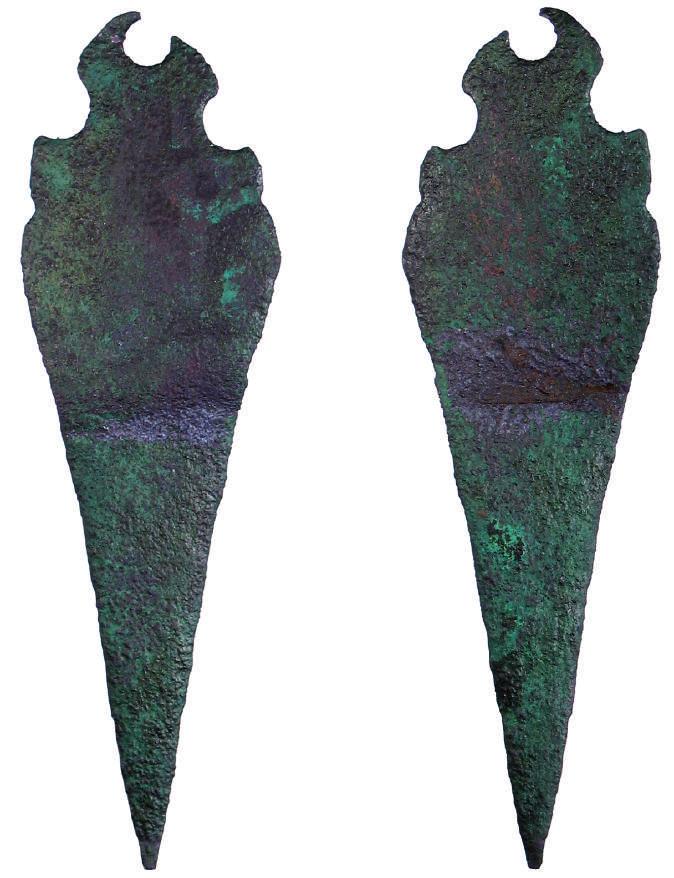 Ryc. 2. Głownia sztyletu brązowego z Głuszyna, gm. Potęgowo, pow. słupski, woj. pomorskie. Fot. K. Kajkowski Fig. 2. Blade of a bronze dagger from Głuszyno, Potęgowo commune, Słupsk district, Pomeranian Voivodeship.