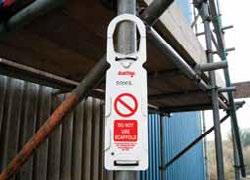 Scafftag powinien być umiejscowiony we wszystkich punktach dostępu (zazwyczaj na drabinkach) od pierwszego etapu budowy i pozostać na konstrukcji aż do demontażu Na przywieszce można zapisać