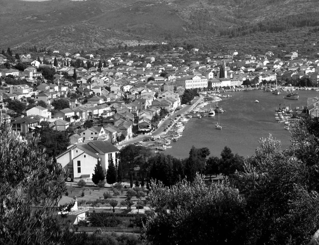 255 Vela Luka (Croatia) view from mountains, fot. Wojtkow, Licencja GFDL na podstawie Wikimedia Commons https://commons. wikimedia.org/wiki/file:vela_luka_(croatia)_view_from_mountains.
