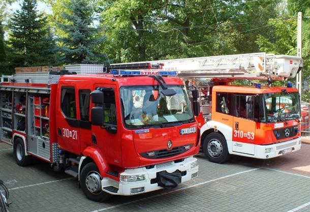 Po obu stronach pojazdu powinny być umieszczone napisy "STRAŻ" barwy białej lub czerwonej. Na dachu pojazdu może być umieszczony świetlny napis "STRAŻ" barwy czerwonej na białym tle. Przepisy 27 ust.