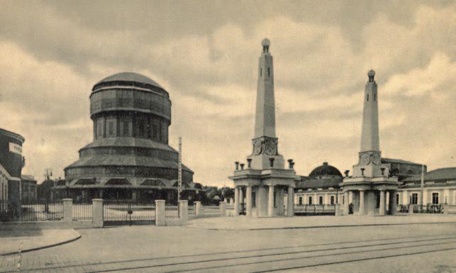 Il. 34. Główne wejście na Targi Poznańskie oraz Wieża Górnośląska przed 1939 r., pocztówka wł. MKZ. Il. 35. Widok na główne wejście na Targi i Wieżę Górnośląską w 1946 r., fot. wł. MKZ. III.