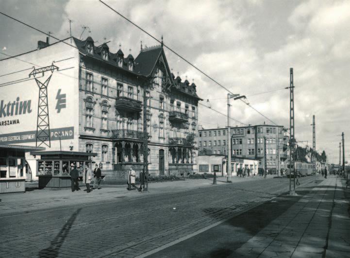 Il. 39. Kamienica nr 13, rozebrana ok. 1968 r., fot. wł. MKZ. Pierwszym nowoczesnym hotelem jaki wzniesiono w powojennym Poznaniu był orbisowski hotel Merkury (ob.