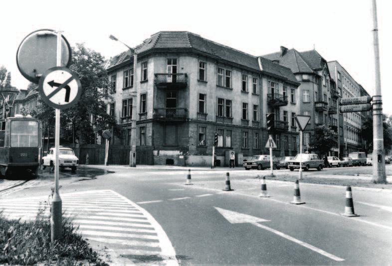 Il. 42. Dom nr 1 na narożniku ul. Poznańskiej rozebrany w l. 80 XX w., fot. wł. MKZ. istniejący od 1996 r. projekt kompleksu usługowo-handlowo-rozrywkowego pomiędzy ul.