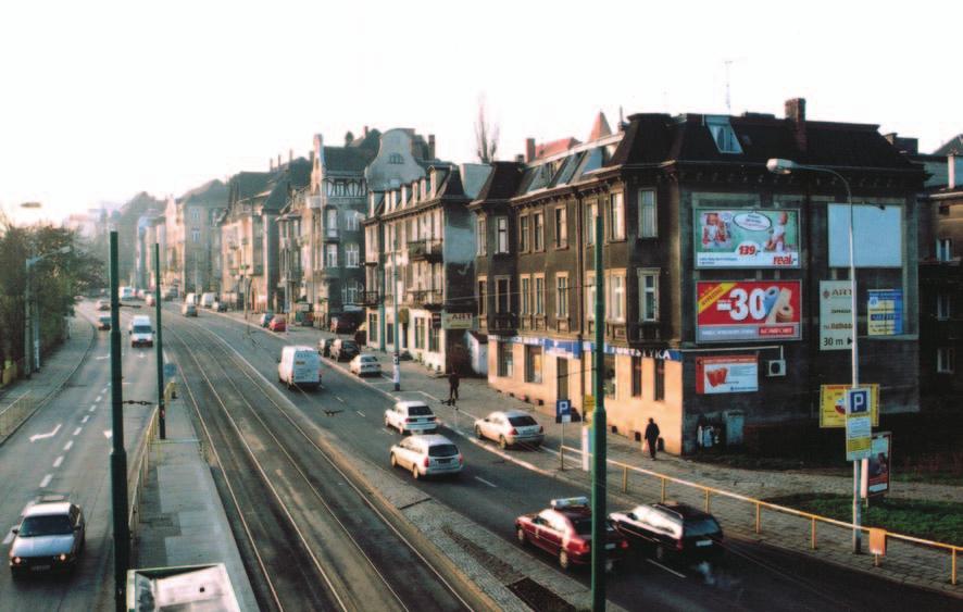 Dlatego budzi zdumienie, iż zamysł budowy city rozumianego jako downtown amerykańskich metropolii o efektownej skyline złożonej z niebotycznych drapaczy chmur wciąż znajduje swych zwolenników.