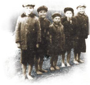 AIPN Romuald Różański (pierwszy z lewej) z Mikaszówki jeden z najmłodszych zaginionych, w chwili zatrzymania nie miał jeszcze 15 lat; poszedł na zwołane przez sołtysa wsi zebranie, ale do domu już