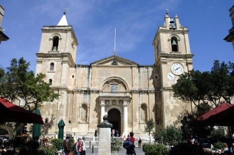 PAWŁA, MELIEHA, OGRODY SAN ANTON, MOSTA, TA QALI, NAXXAR Śniadanie. Spacer pobliską promenadą oraz krótki rejs na wyspę św. Pawła, gdzie w roku 60 n.e. rozbił się statek wiozący św. Pawła i św.