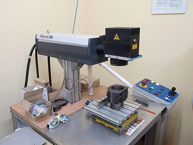 96 a) Laser Nd:YAG Tadeusz BURAKOWSKI, Wojciech NAPADŁEK, Adam WOŹNIAK Panel sterujący Stolik sterowany CNC Głowica Galvo b) Wyciąg z Kolumna c) ramieniem elektryczna Kolumna elektryczna Głowica