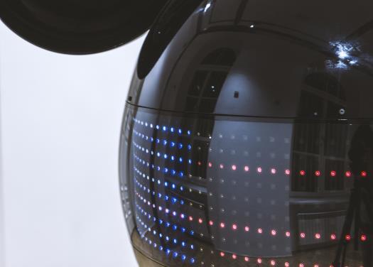 piracją artystów, m.in. Andy ego Warhola, Roya Lichtensteina czy Damiena Hirsta.