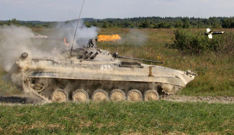 Czeski BVP-2 (licencyjny BMP-2) podczas odpalania pocisku przeciwpancernego. Fot. army.