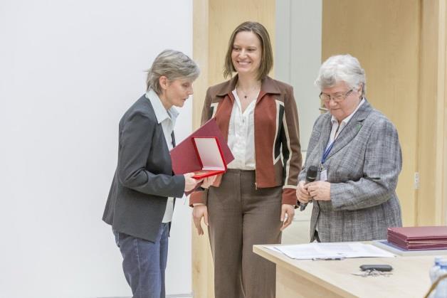 FOTON 128, Wiosna 215 47 6. Nagrodę PTF I stopnia im. Grzegorza Białkowskiego dla wyróżniających się nauczycieli i Medal im. Grzegorza Białkowskiego otrzymała dr Elżbieta Zawistowska z XIV LO im.