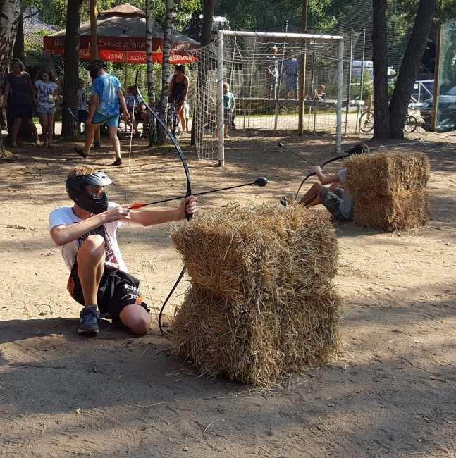 BITWA NA ŁUKI Bitwa na łuki to zupełnie nowa atrakcja, która dopiero rozwija się na Polskim rynku. Zasadami przypomina szkolną grę w dwa ognie, natomiast dynamiką zbliżona jest do Paintballa.