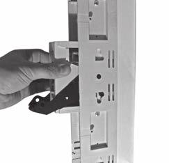 5. MONTOWANIE WKŁADEK TOPIKOWYCH W POKRYWIE (Fot. 9). MOUNTING OF THE FUSE LINKS IN THE COVER (FIG. 9). Fot. 9 6.