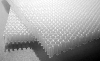 KP-PLSTER R POPUL T C PRODU VE S Y MONE Plaster miodu Honeycomb Stosowany w urządzeniach chłodniczych w celu laminarnego przepływu powietrza. Materiał: poliwęglan.