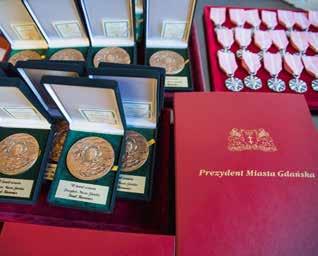 Świętowanie z miastem Złote gody Jubileusz 50-lecia pożycia małżeńskiego Złote Gody to uroczyste spotkanie par małżeńskich, które przeżyły 50 lat w jednym związku małżeńskim.