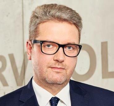segmentów myjni, motoryzacyjnego i deweloperskiego. Obecnie jest odpowiedzialny za realizację i komercjalizację inwestycji deweloperskich. Absolwent Wydziału Zarzadzania Uniwersytetu Warszawskiego.