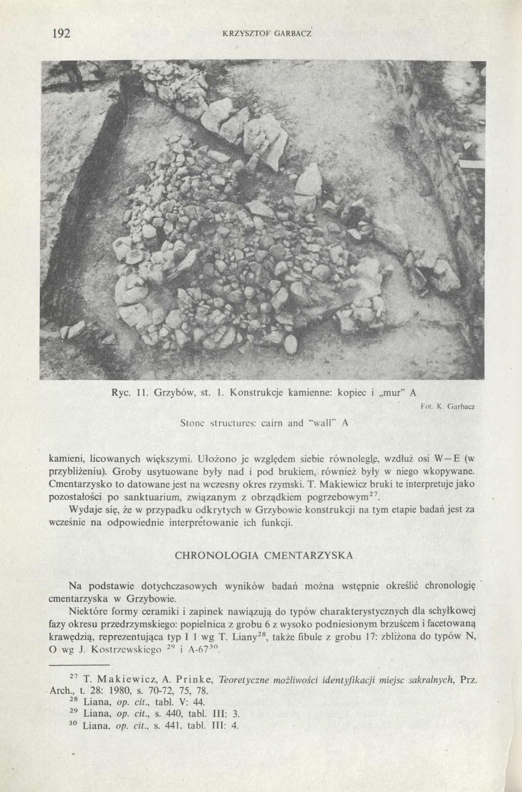 192 KRZYSZTOF GARBACZ Ryc. 11. Grzybów, st. 1. Konstrukcje kamienne: kopiec i mur" A Stone structures: cairn and "wall" A Fot. K. Garbacz kamieni, licowanych większymi.