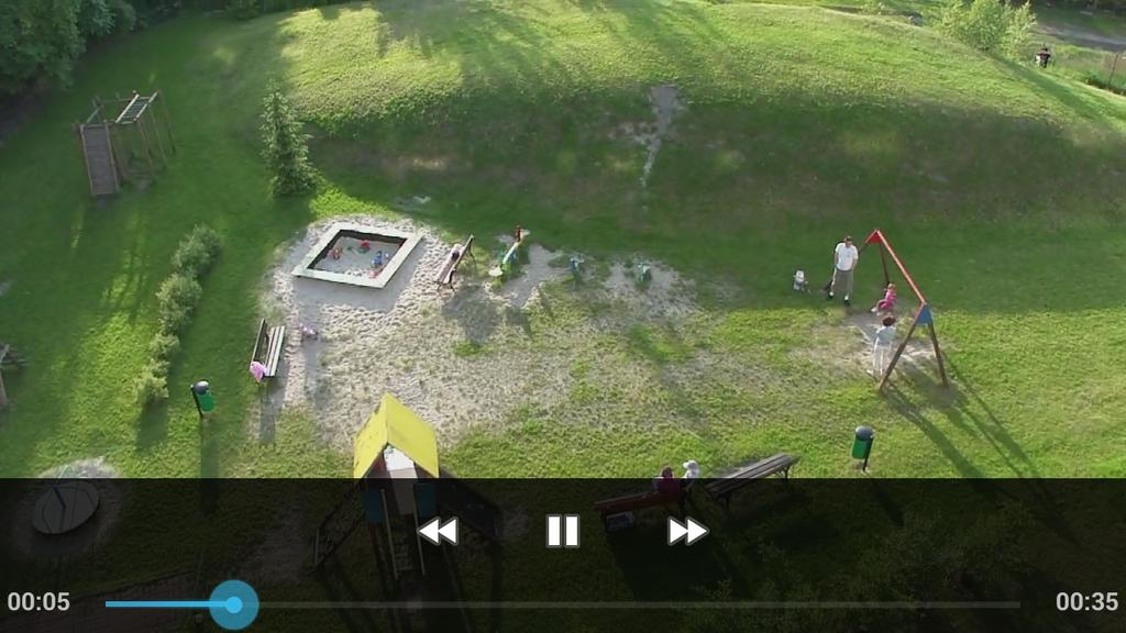 Dodatkowo na telefonie zainstalowanych jest kilka dodatkowych aplikacji, ale nie znajdziemy wśród nich nic ponad to co jest za darmo dostępne w sklepie Play.