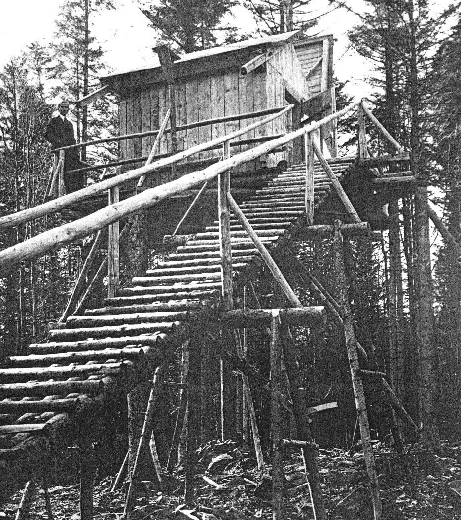 Tylko jedna luneta Zeiss-Heyde (D = 109 mm, f = 187 cm) była na Oklejnie, która doskonale nadawała się do obserwacji obrazów gwiazd. Pawilon obserwacyjny na Uklejnie.