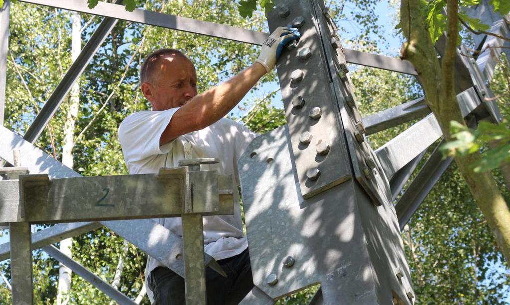 Zanim się roztrzaskało, udało się z wielkim trudem posadowić platformę na szczyt wieży. Teraz chodziło o to, żeby naprowadzić otwory uchwytów platformy na odpowiednie otwory w uchwytach wieży.