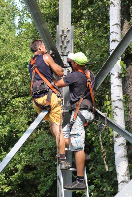 ostatecznego położenia wisząc na linach dźwigowych.