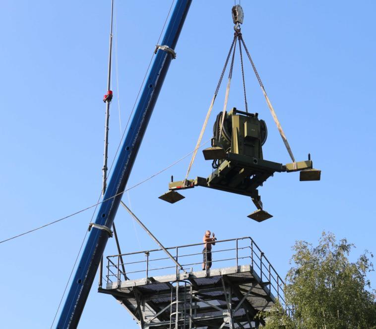 Posadowienie radioteleskopu na platformie i montaż.