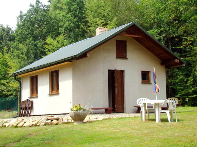 Gwiezdny domek przy OAKJ Z myślą o gościach obserwatorium, staraniem Agnieszki i Artura Kuźmiczów zrzeszonych w AN, oddano do użytku Gwiezdny Domek, w którym może zamieszkać jednocześnie kilka osób.