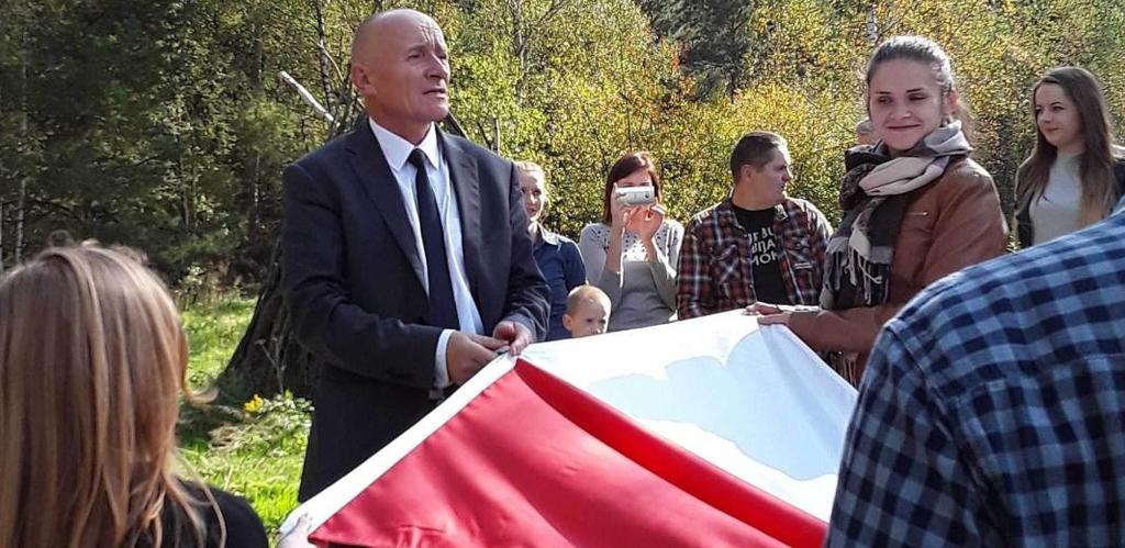 Ceremonia przed zawieszeniem flagi narodowej na nowej wieży w OAKJ.