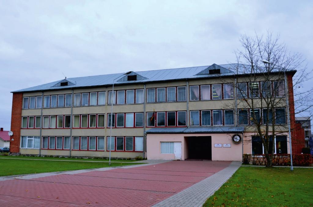 82 Katarzyna Leśniewska Fot. 2. Centrum Kultury Samorządu Rejonu Solecznickiego fot. K. Leśniewska Niezwykle ważną rolę w kultywowaniu polskich tradycji oraz podtrzymywaniu poczucia tożsamości narodowej wśród młodzieży w rejonie solecznickim pełni polskojęzyczne szkolnictwo.