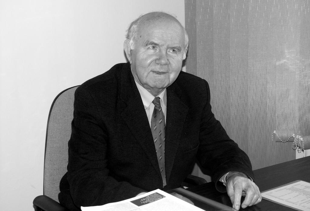 opinii w sprawie nadania tytułów profesorskich. Wiele czasu poświęcał pracom redakcyjnym, m.in. przez wiele lat był redaktorem seryjnego wydawnictwa Acta Universitatis Nicolai Copernici, Geografia.