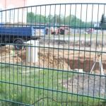 Najpierw na placu wykonywano roboty ziemne, które przygotowały miejsce, by można było rozpocząć wykopy.