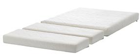 MATERIAŁY PRASOWE IKEA / LUTY 2018 / 29 PE655554 KRUMMELUR materac piankowy do łóżeczka 149,- Odpowiedni do łóżeczek o wymiarach wewnętrznych 60 120 cm. 64% poliester, 36% bawełna.