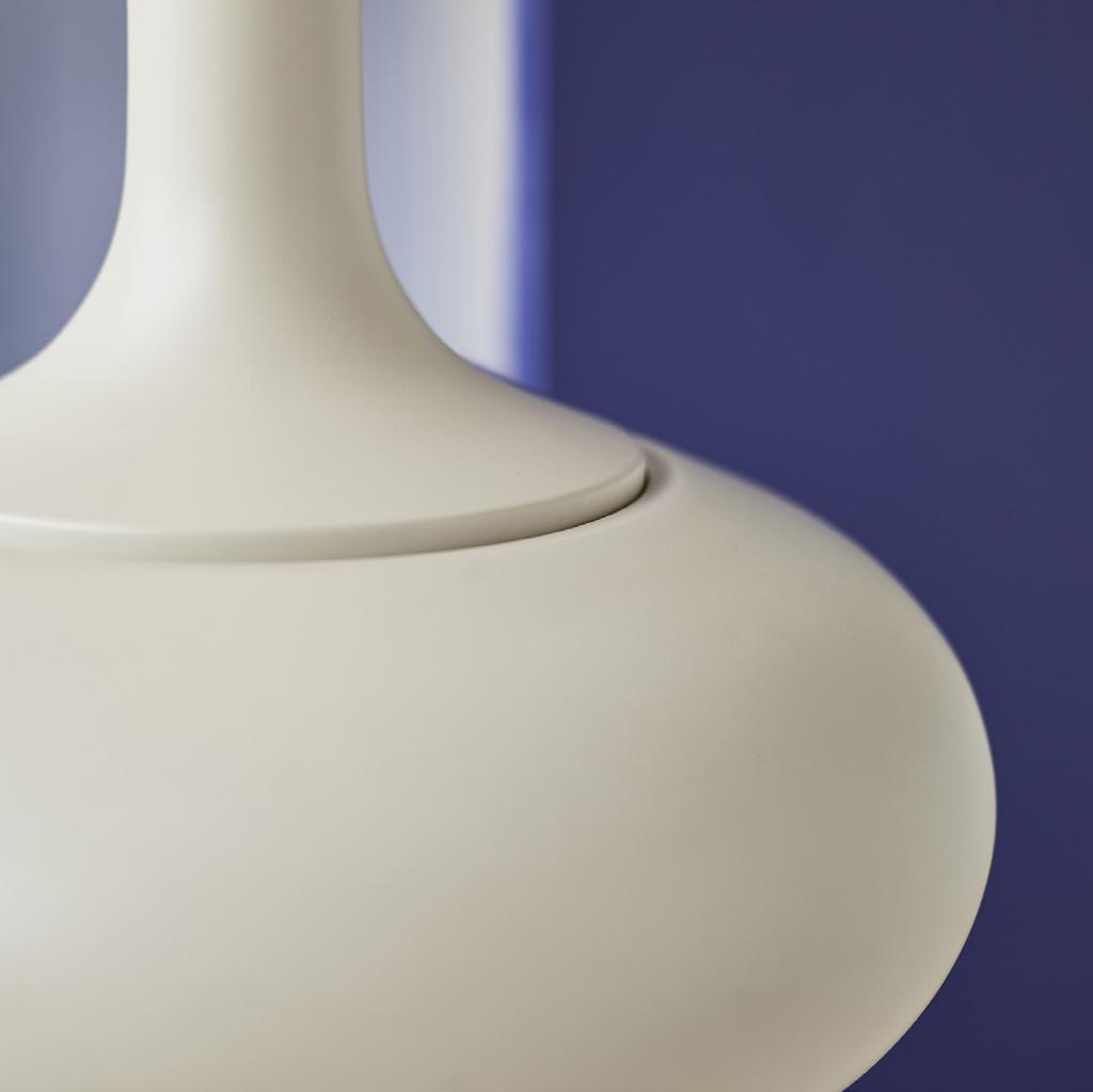 MATERIAŁY PRASOWE IKEA / LUTY 2018 / 33 PH148168 PE653061 VÄXJÖ lampa wisząca 99,99 Plastik polipropylenowy. Projekt: C. Halskov/H. Dalsgaard. Ø38, W26 cm. IKEA. Model T1701 VÄXJÖ.
