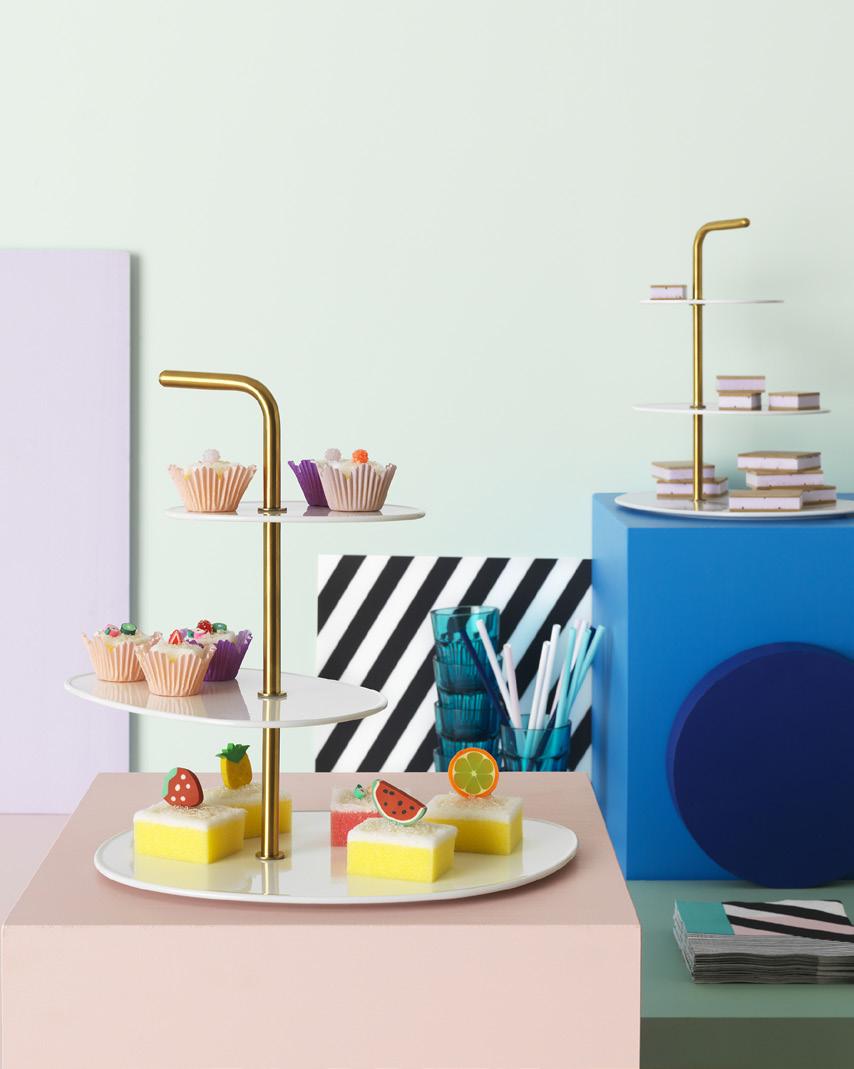 MATERIAŁY PRASOWE IKEA / LUTY 2018 / 36 PH148130 PATERA NA CIASTO FÖRÄDLA Podczas zwykłych podwieczorków lub wytwornych przyjęć patera FÖRÄDLA może odegrać ważną rolę.