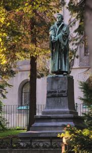 ambonę w kształcie łodzi rybackiej, płynącej pod znakiem krzyża z Jonaszem w pysku ryby. Kościół św. Barbary w Mikuszowicach urokliwa, drewniana świątynia zbudowana pod koniec XVII w.
