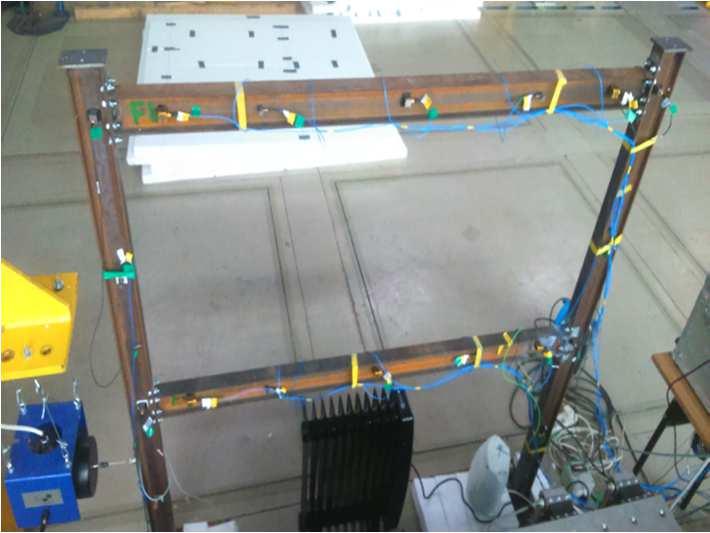 8 D. Ziaja, B. Miller Rys. 4. Model laboratoryjny ramy z zamontowanymi czujnikami Fig. 4. Laboratory model of the frame with installed accelerometers Rys. 5.