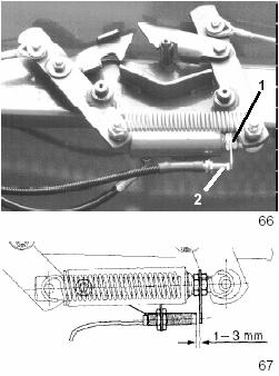 Podstawowe ustawienie znaczników automatu przełączającego (tylko przy Turbodrill L300A) Wysięgniki w pozycji roboczej. Całkowicie wysunąć siłowniki hydrauliczne; oba znaczniki są podniesione.
