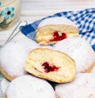 Do wyrośniętych drożdży dodać mąkę, utarte żółtka
