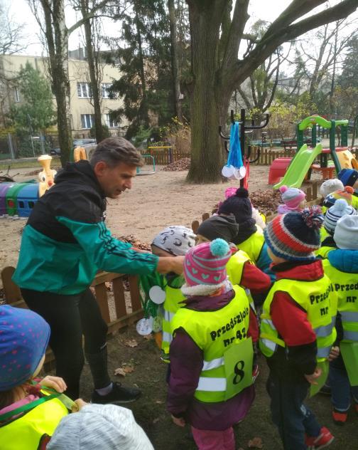 Burmistrza Dzielnicy Bielany Grzegorza Pietruczuka i wieloletniego mistrza olimpijskiego i wybitnego sportowca Roberta Korzeniowskiego.