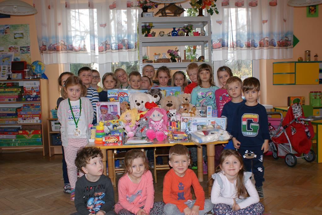 Przekazanie misi dla Fundacji Mam Marzenie Już od kilku lat nasza placówka bierze udział w obchodach światowego Dnia Misia poprzez zbiórkę potrzebnych rzeczy, zabawek, maskotek, a zwłaszcza misi.