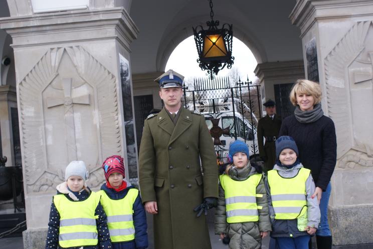 tym nasze przedszkolaki złożyli na płycie Grobu wiązanki