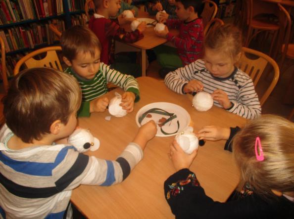 Dzień Pluszowego Misia w bibliotece i przedszkolu W naszym przedszkolu jak co roku obchodziliśmy w grupach Dzień Pluszowego Misia.