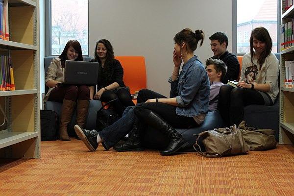 stanu zbiorów w 2011 roku było wynikiem przejęcia księgozbiorów bibliotek zakładowych, które zostały