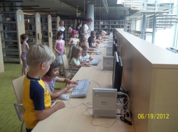 Bibliogrill (2012) Il. 17. Jedna z licznych wycieczek przedszkolaków Ważne jest też stałe monitorowanie potrzeb użytkowników należy wyprzedzać ich potrzeby.