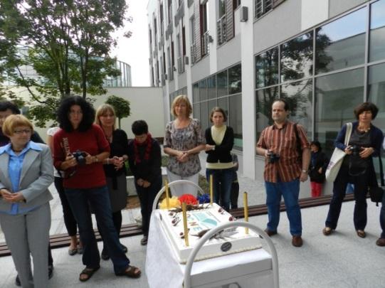 W celu lepszego zintegrowania zespołu pracownicy przynajmniej raz w roku organizują nieformalne spotkania, jak np. wspólny grill przed rozpoczęciem roku akademickiego.