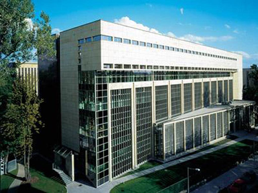 Rozwiązanie takie zapewnia również oddzielenie głównej części biblioteki, do której wejście jest chronione i wymaga okazania karty czytelnika.