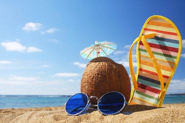 rozpocznie Nadchodzą wakacje Za dni kilka o tej porze będę witać polskie morze Bo najbardziej mi się marzy żeby bawić się na plaży A ja chciałbym dotknąć