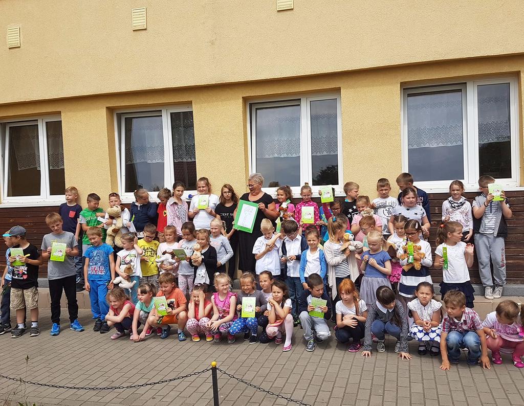Szymanowska Pani Wanda spotkała się z uczniami klas IIII szkoły podstawowej W prezencie za poświęcony nam czas pani Wanda Szymanowska otrzymała od nas karykaturę oraz serduszka zrobione przed młodsze