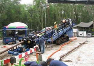 ) Gumowe nakładki na gąsienice jako opcja Zaawansowana technologia Quiet Pak ze zmiennym chłodzeniem DD-220T Silnik diesel Cummins QSL9P 100 ton (220,000 lbs.) maks.
