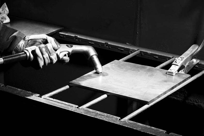 Przebijanie elementu obrabianego OSTRZEŻENIE ISKRY I GORĄCY METAL MOGĄ USZKODZIĆ WZROK I POPARZYĆ SKÓRĘ.